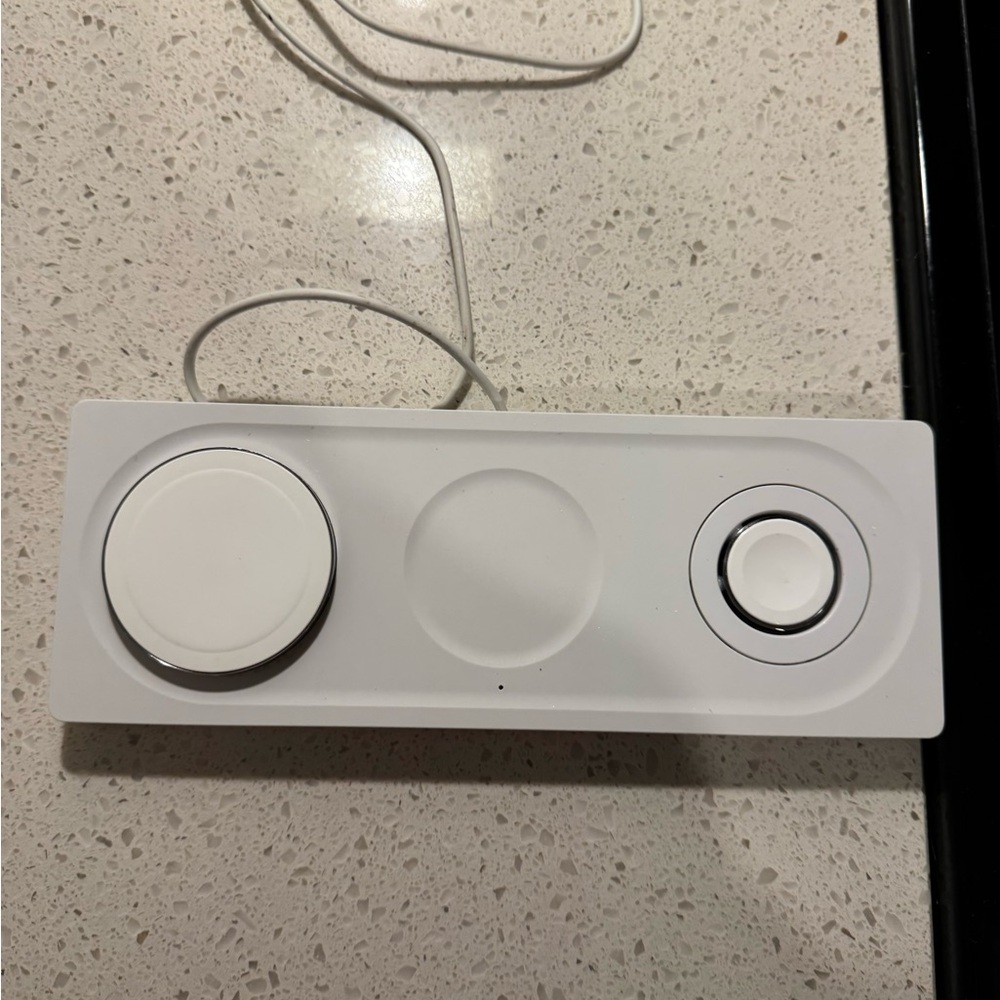 Belkin BOOSTCHARGE PRO 3-in-1 Wireless Charging Pad with MagSafe - White - Picture 8 of 11